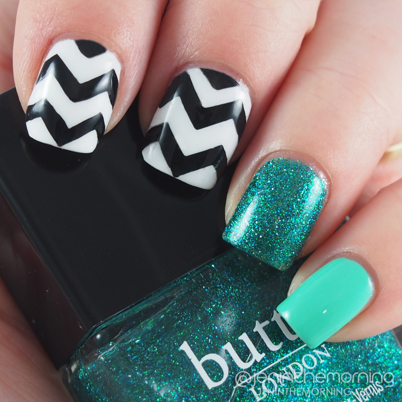 Bold Chevron Mani